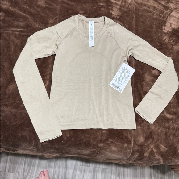 NWT woman’s size 4 Lululemon Long sleeve swiftly - Picture 1 of 16